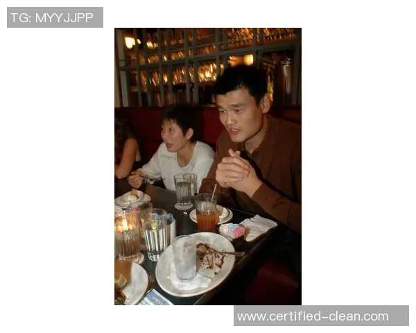 姚明与朋友共庆人生旅程中的每一个精彩瞬间