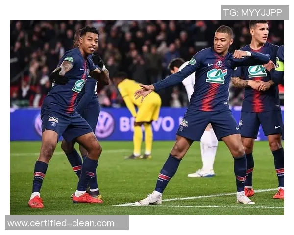 欧联杯精彩对决里昂大胜巴黎圣日耳曼上演帽子戏法引爆全场